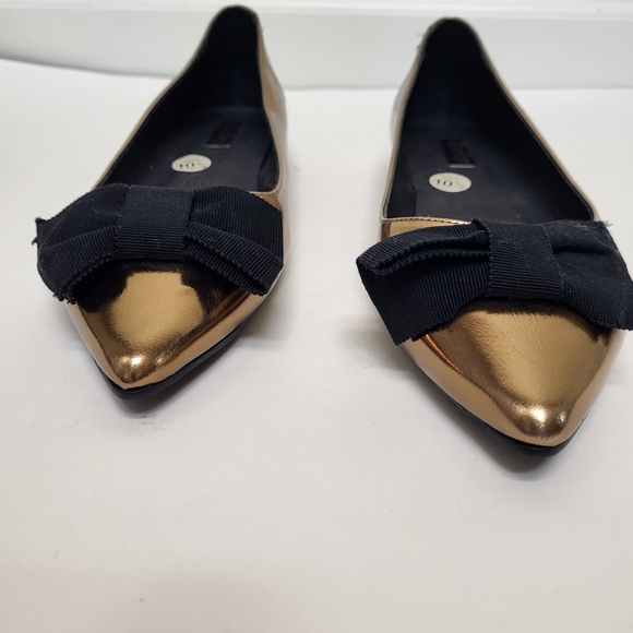 ANTHROPOLOGY Elysess Flats Womens 10.5 Gold Black Bow Patent Pointed Toe - Picture 2 of 12